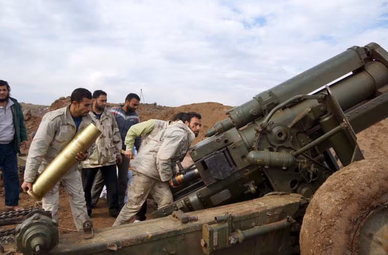 Thành viên lữ đoàn Mujahideen Horan thuộc FSA chuẩn bị phóng pháo về phía lực lượng quân chính phủ cắm chốt ở Deraa, trong nỗ lực phá vây ở thị trấn Madaya.