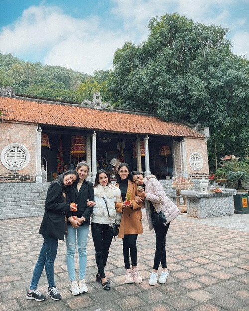 Đỗ Thị Hà từng đưa các nàng hậu đi thăm đền Bà Triệu ở Thanh Hóa. Ảnh: FB Đỗ Thị Hà.