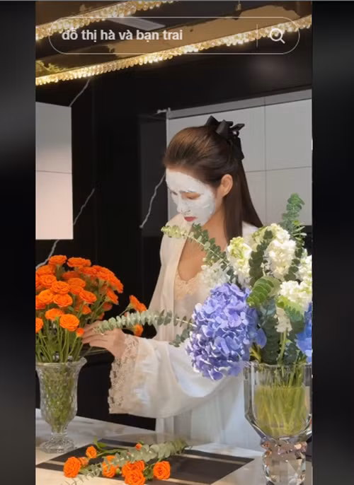 Nàng hậu khoe cắm hoa trong tổ ấm tiện nghi. Ảnh: TikTok Đỗ Thị Hà.