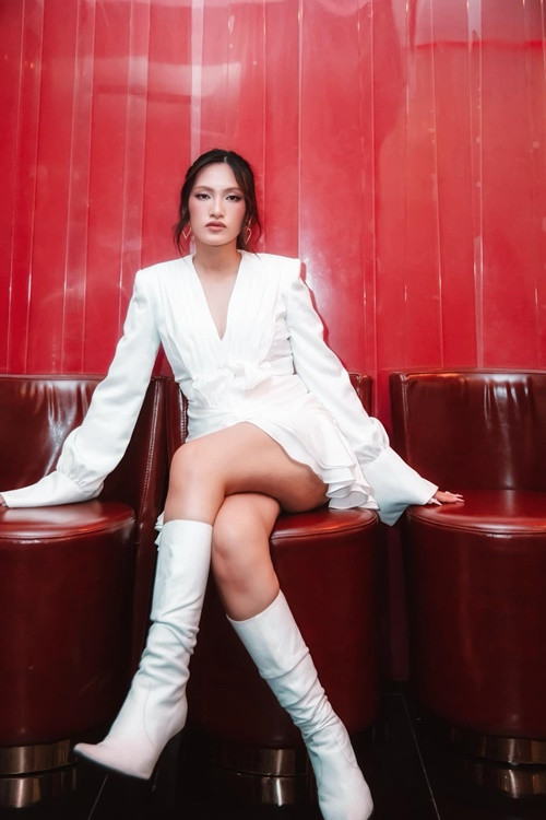 Nguyên Hà cũng chọn góc chụp sao cho giấu vóc dáng nhất có thể.