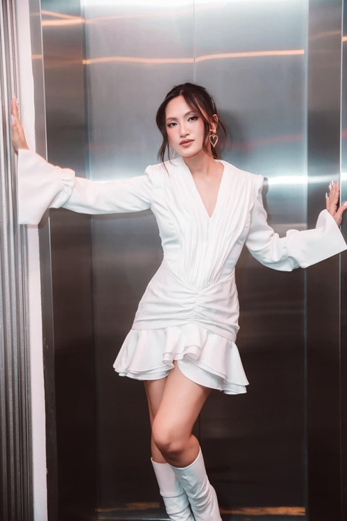 Nữ ca sĩ yêu thích trang phục tông màu trắng, đen khi mang thai.