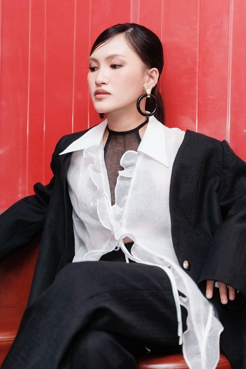 Nguyên Hà thường diện váy áo rộng để che vòng hai khi xuất hiện trước công chúng.