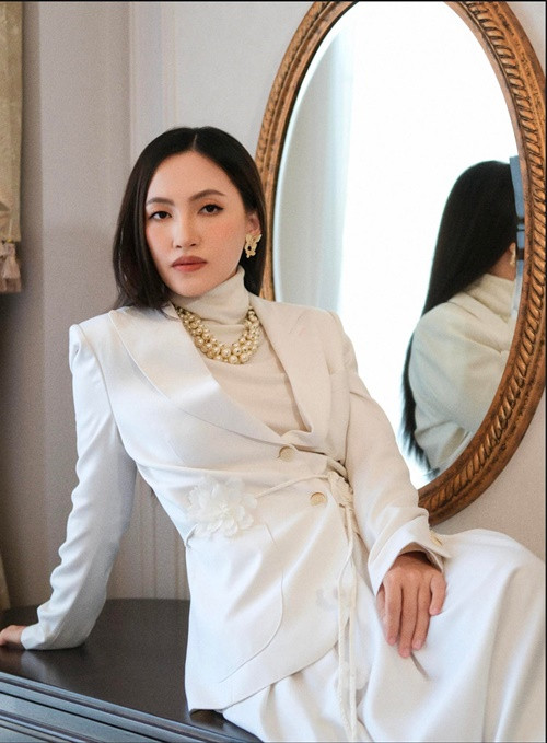 Gương mặt của "chị đẹp" trông tròn trịa hơn khi mang bầu.