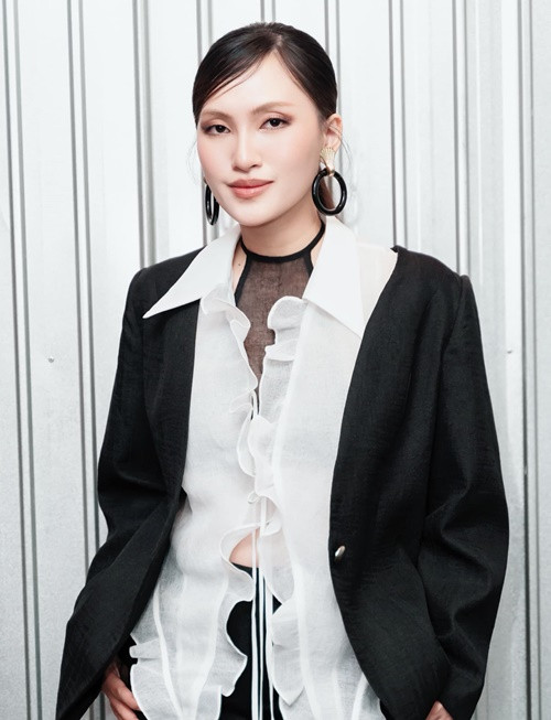 Nữ ca sĩ khéo chọn trang phục và tạo dáng để giấu vòng hai.