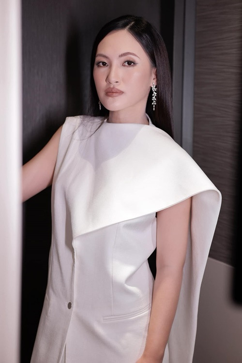 Vòng hai của Nguyên Hà không lộ rõ khi cô diện áo kiểu vest dáng suông.