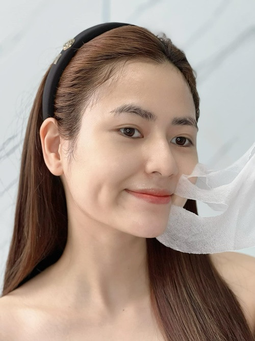 Gần đây, mỹ nhân phim Độc đạo gây chú ý khi khoe mặt mộc đẹp không tỳ vết. Ảnh: FB Việt Hoa.