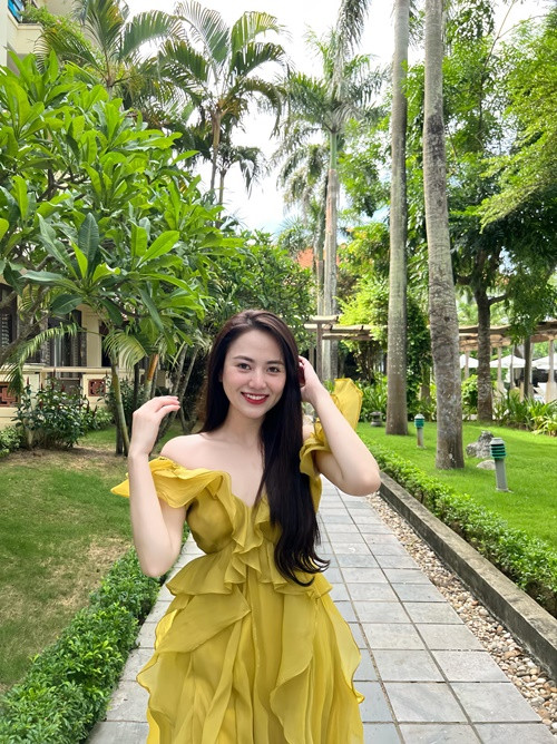 Việt Hoa diện váy áo nữ tính ở đời thường. Ảnh: FB Việt Hoa.