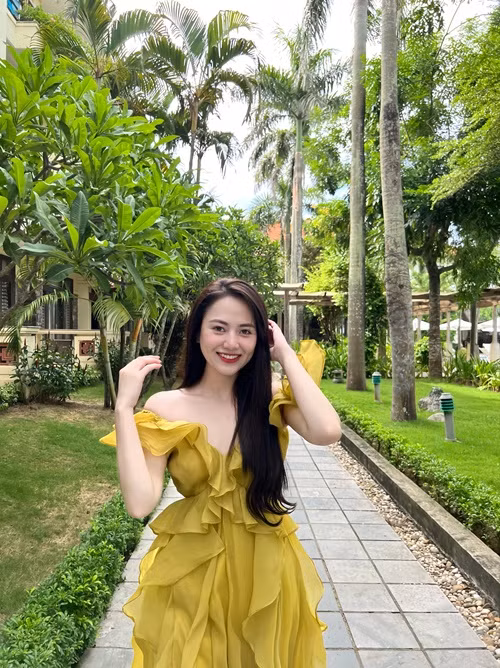 Việt Hoa diện váy áo nữ tính ở đời thường. Ảnh: FB Việt Hoa.