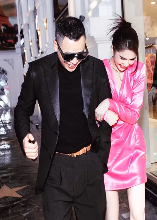 Vũ Khắc Tiệp xin lỗi Ngọc Trinh vì đăng clip. Tuy nhiên, nữ người mẫu vẫn giận, chặn tài khoản ông bầu trên Facebook. Ảnh: FB Khắc Tiệp.