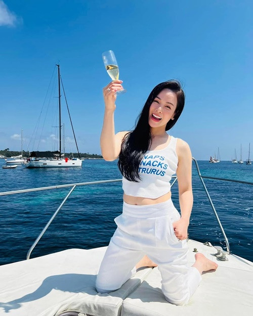 Nhật Kim Anh khoe nghỉ dưỡng trên du thuyền.