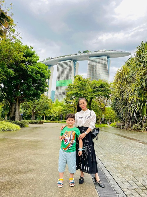 Nữ ca sĩ đưa con trai du lịch Singapore khi cậu nhóc có thành tích học tập xuất sắc.