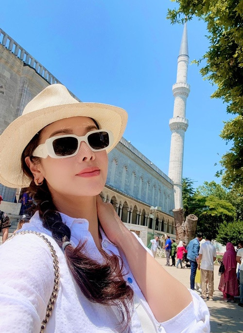 Diễn viên Nhật Kim Anh thường xuyên đưa người thân đi du lịch nước ngoài.