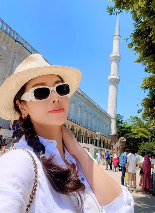 Diễn viên Nhật Kim Anh thường xuyên đưa người thân đi du lịch nước ngoài.