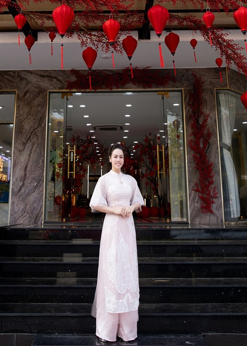 Mới đây, Nhật Kim Anh gây chú ý khi thông báo mang bầu lần 2. Trước đó, cô trải qua 1 lần đò, có một cậu con trai. Khi hôn nhân tan vỡ, Nhật Kim Anh cố gắng tập trung cho công việc.