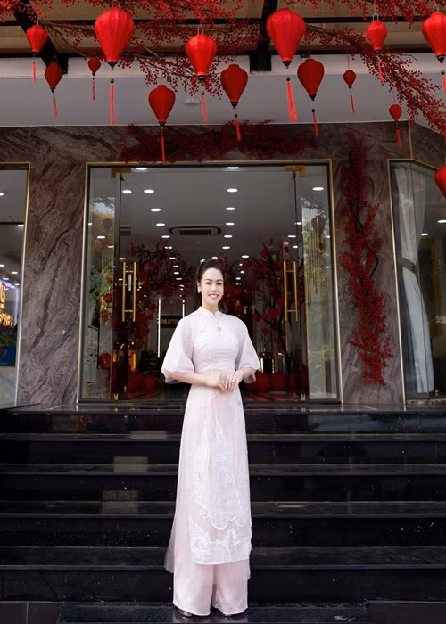 Mới đây, Nhật Kim Anh gây chú ý khi thông báo mang bầu lần 2. Trước đó, cô trải qua 1 lần đò, có một cậu con trai. Khi hôn nhân tan vỡ, Nhật Kim Anh cố gắng tập trung cho công việc.