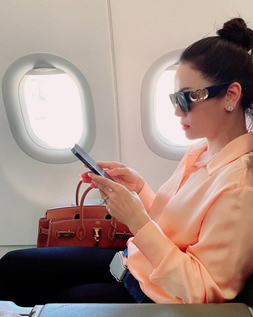 Nữ ca sĩ thường xuyên đi du lịch trong và ngoài nước.