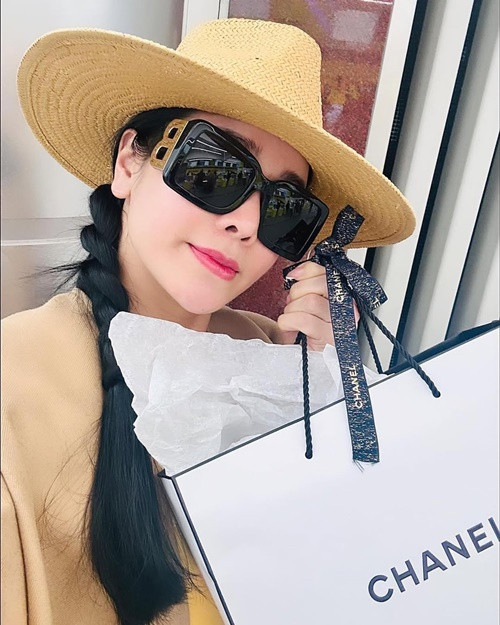 Nhật Kim Anh mua sắm đồ hiệu để tự thưởng cho bản thân.