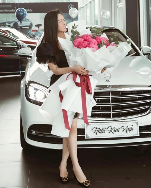 Sự nghiệp kinh doanh, diễn xuất của Nhật Kim Anh ngày càng thăng hoa giúp cô có khối sản "khủng".