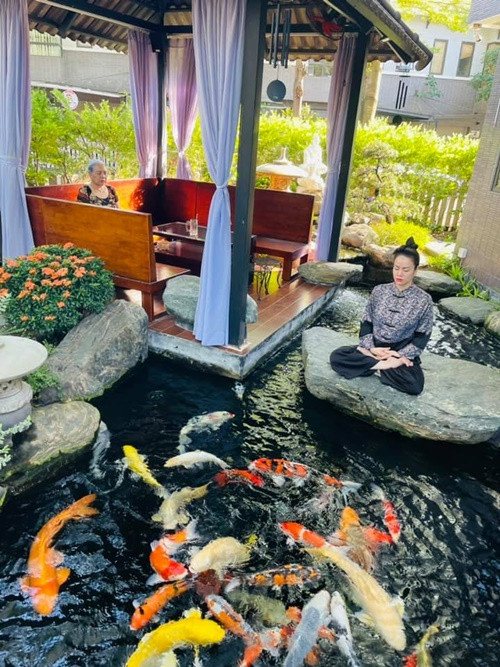 Nữ ca sĩ sống thảnh thơi trong cơ ngơi đẹp thơ mộng.