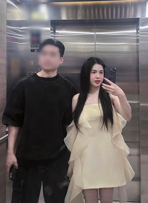 Trên trang cá nhân, Hương Trần - vợ cũ của diễn viên Việt Anh viết: "My couple" (Tạm dịch: Cặp đôi của tôi). Đi kèm với đó, cô chia sẻ loạt ảnh bên người yêu mới.