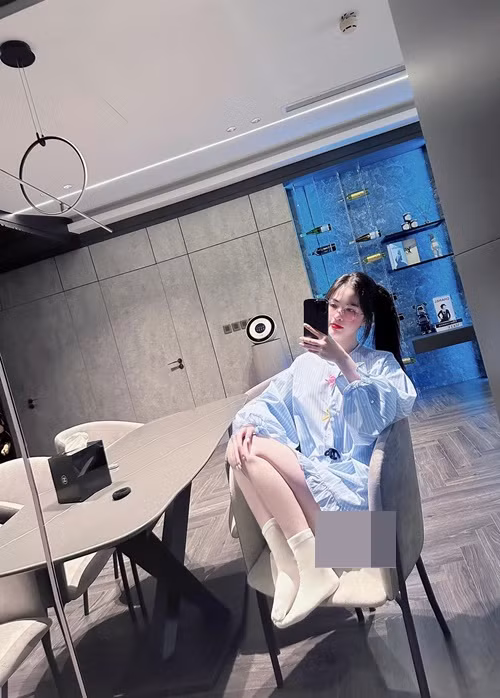 Vợ cũ Việt Anh cùng con trai đang sống trong một căn hộ sang trọng.