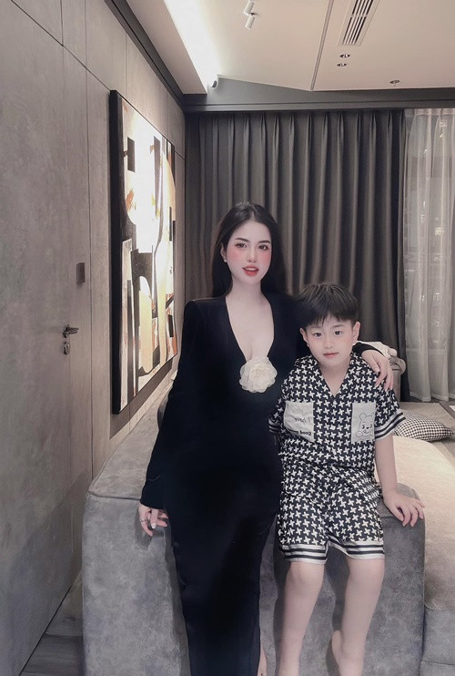 Hương Trần ly hôn Việt Anh năm 2019, sau đó cô một mình nuôi con trai chung của hai người.