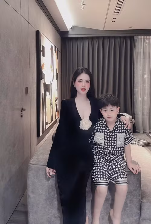 Hương Trần ly hôn Việt Anh năm 2019, sau đó cô một mình nuôi con trai chung của hai người.