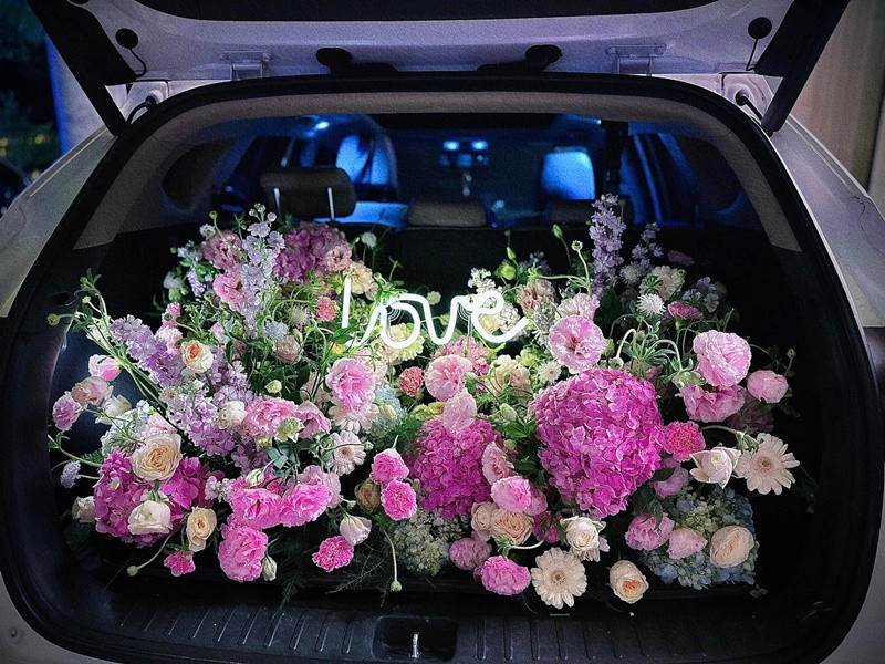 Hương Trần đăng ảnh hoa tươi nhận được từ người yêu.