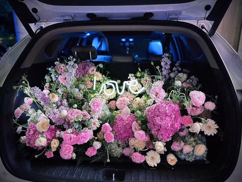 Hương Trần đăng ảnh hoa tươi nhận được từ người yêu.