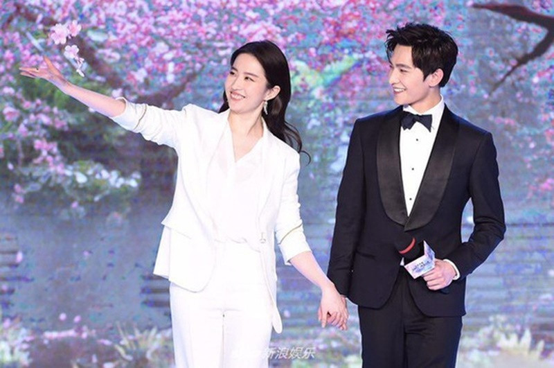 Lưu Diệc Phi và Dương Dương không lên tiếng về nghi vấn đã kết hôn, sắp làm đám cưới. Trước tin đồn, cả hai hợp tác trong phiên bản điện ảnh của bộ phim truyền hình nổi tiếng Tam sinh tam thế. Dù không tương tác tốt trên phim nhưng tại các sự kiện quảng bá, Lưu Diệc Phi và Dương Dương lại có những hành động dành cho nhau rất tình cảm. Ảnh: Vietnamnet.