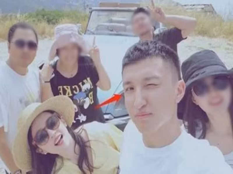 Lưu Diệc Phi vướng không ít tin đồn hẹn hò. Tháng 7/2019, Lưu Diệc Phi đăng tải loạt ảnh tham quan triển lãm tranh. Đáng chú ý, qua loạt ảnh này, nữ diễn viên bị phát hiện đi giày đôi với nhiếp ảnh Lưu Kiện An. Ngoài ra, trong loạt ảnh đi xem triển lãm, có hai bức ảnh của Lưu Diệc Phi và Lưu Kiện An được chụp tại cùng 1 địa điểm với cùng 1 góc độ. Ảnh: Người Đưa Tin.