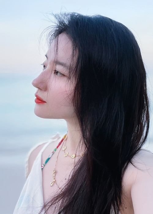 Bạn thân kiêm quản lý của nhiếp ảnh gia Lưu Kiện An cho biết, tin đồn Lưu Kiện An và Lưu Diệc Phi hẹn hò là thông tin bịa đặt. Phía Lưu Diệc Phi không phản ứng về nghi vấn tình cảm với Lưu Kiện An. Ảnh: Weibo Lưu Diệc Phi.