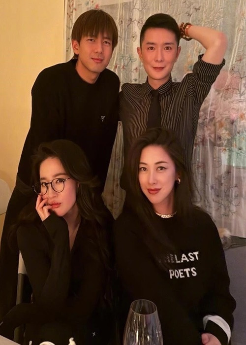 Mới đây, Lưu Diệc Phi - Lý Hiện tham gia một bữa tiệc riêng tư dịp Giáng sinh cùng Tổng biên tập tạp chí Vogue Trung Quốc Rocco Lưu Xung, diễn viên Chu Châu, bé Vương Thi Linh - con gái của MC Lý Tương. Nhanh chóng, tin đồn Lưu Diệc Phi và Lý Hiện hẹn hò một lần nữa rộ lên. Ảnh: Znews.