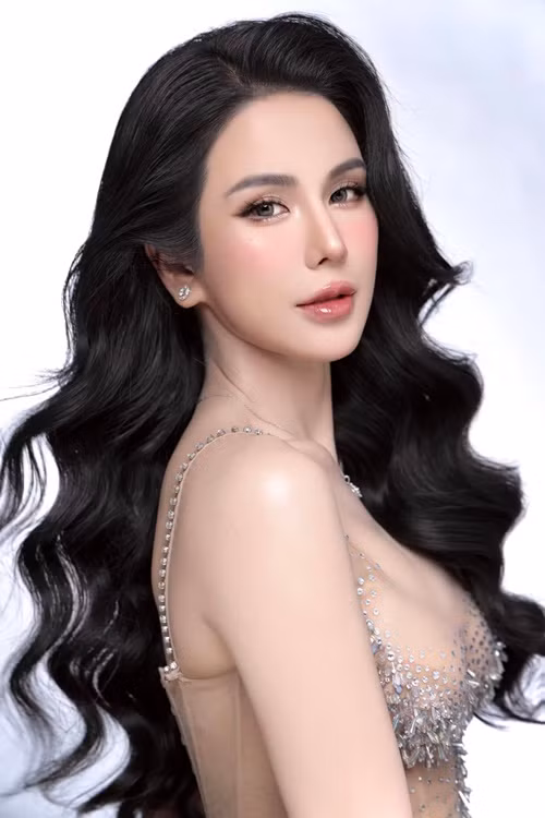 Hậu ly hôn, Diệp Lâm Anh nỗ lực xây dựng sự nghiệp kinh doanh, nghệ thuật. Ảnh: FB Diệp Lâm Anh.