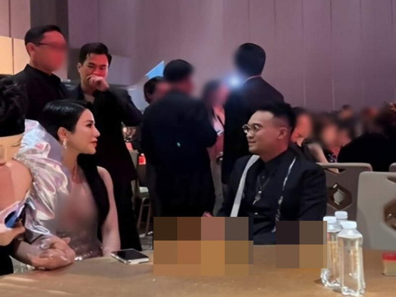 Diệp Lâm Anh ngồi trước, sau đó Đức Phạm chủ động ngồi cạnh nữ người mẫu. Ảnh: Phụ Nữ Pháp Luật.