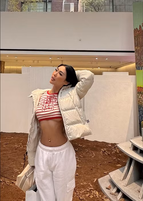 Trên trang cá nhân, nữ người mẫu thường xuyên chia sẻ hình ảnh du lịch nhiều nơi như Úc, Mỹ, Thái Lan.