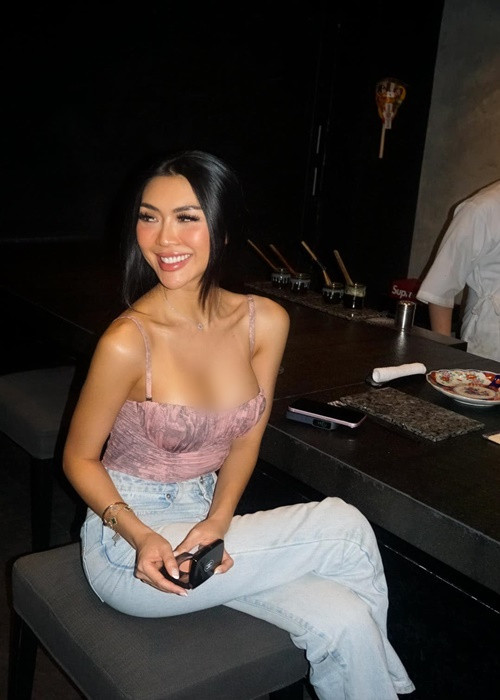 Ở đời thường, Tường Linh yêu thích váy áo tôn vòng một.