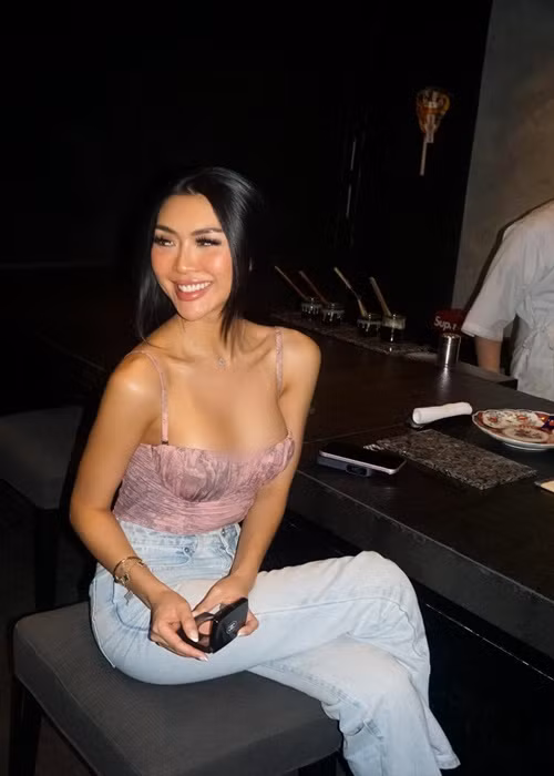 Ở đời thường, Tường Linh yêu thích váy áo tôn vòng một.