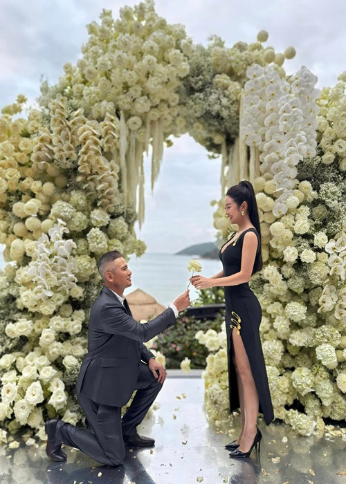 Jennifer Phạm vẫn được chồng chiều chuộng như ngày mới yêu.