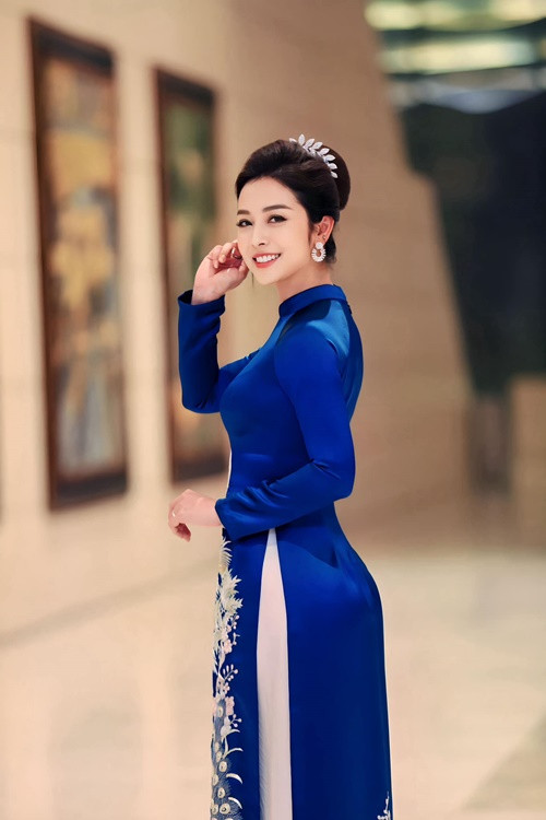 Được khen ngày càng trẻ, Jennifer Phạm tâm sự trong cuộc phỏng vấn với VOV: "Sống cởi mở và thanh thản sẽ giúp khỏe và trẻ lâu. Khi mình thật sự hạnh phúc, sống vui vẻ, mình sẽ tươi trẻ hơn".