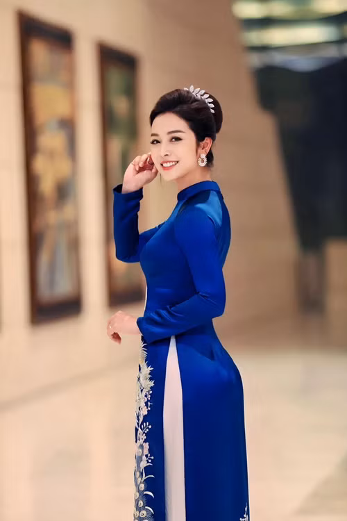 Được khen ngày càng trẻ, Jennifer Phạm tâm sự trong cuộc phỏng vấn với VOV: "Sống cởi mở và thanh thản sẽ giúp khỏe và trẻ lâu. Khi mình thật sự hạnh phúc, sống vui vẻ, mình sẽ tươi trẻ hơn".