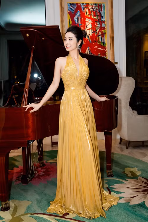 Sở hữu thân hình gợi cảm, thon gọn, nữ MC "cân" mọi phong cách. Ở các sự kiện giải trí, Jennifer Phạm chuộng váy quyến rũ, khoe khéo vòng hai.