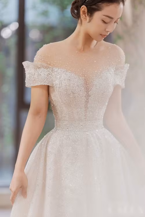 Nhờ ăn uống khoa học, tập luyện, người đẹp giữ được vóc dáng săn chắc với vòng eo không chút mỡ thừa.