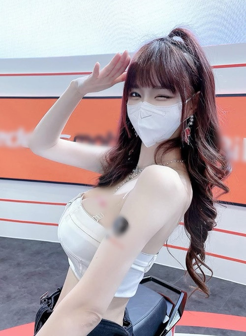 Hot girl Hàn Quốc chuộng váy áo khoe vòng một căng đầy.