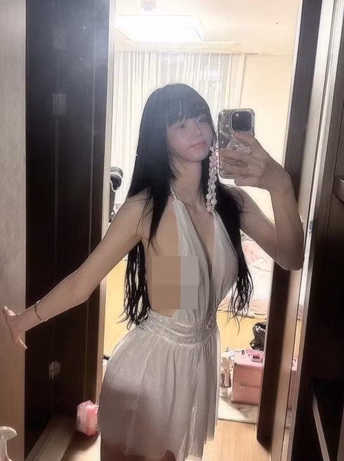 Cô nàng gợi cảm với váy yếm, "quên nội y".