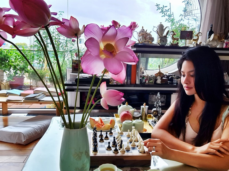 Nữ người mẫu đánh cờ, thưởng thức trà thư giãn khi rảnh rỗi.