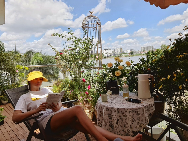 Trong khu vườn hoa hồng, Vũ Thu Phương đọc sách, ngắm cảnh.