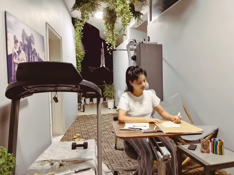 Người đẹp khoe một góc không gian làm việc ở nhà mùa dịch.