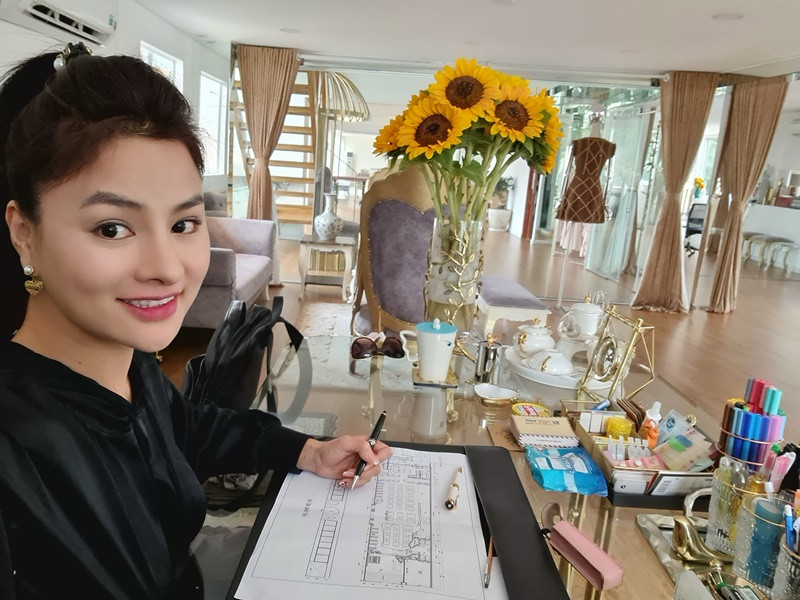 Trong biệt thự, Vũ Thu Phương có phòng làm việc riêng.