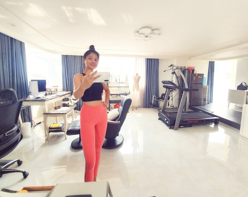 Khi rảnh rỗi, Vũ Thu Phương tập yoga, chạy bộ trong biệt thự.